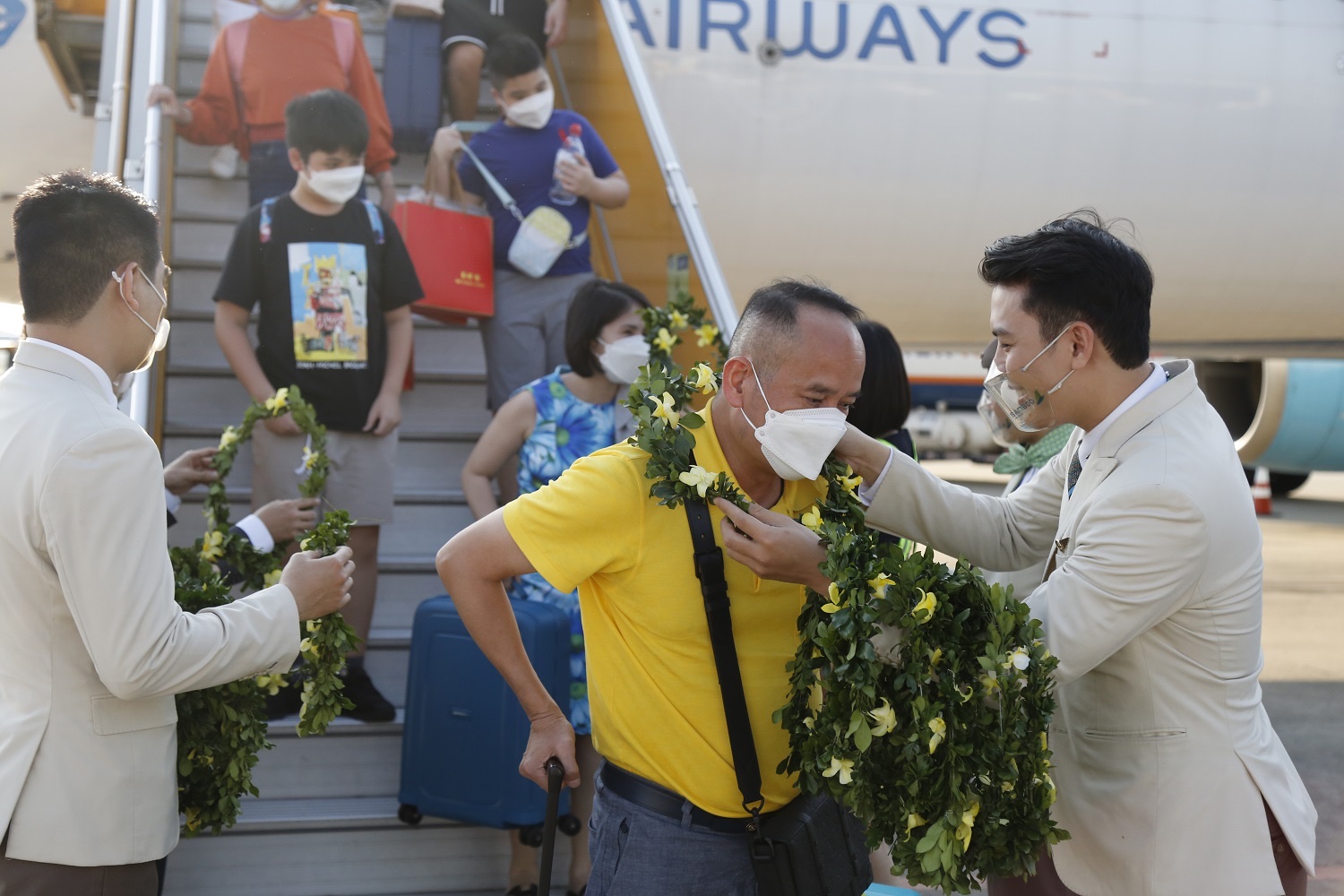 Hành khách tham gia chuyến bay nhận hoa chào mừng từ đại diện Bamboo Airways